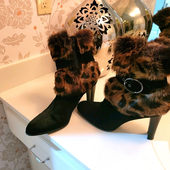 Vintage Stuart Weitzman genuine FUR and Suede heeled ankle boots SZ 10.5 - Picture 2 of 8